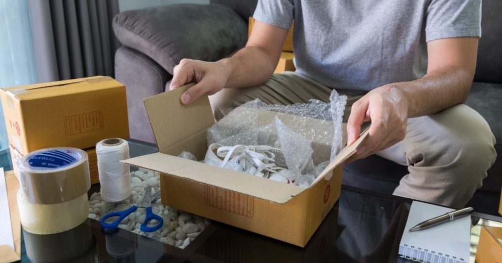 Preparare un pacco per il corriere: alcuni trucchi per riciclare materiale